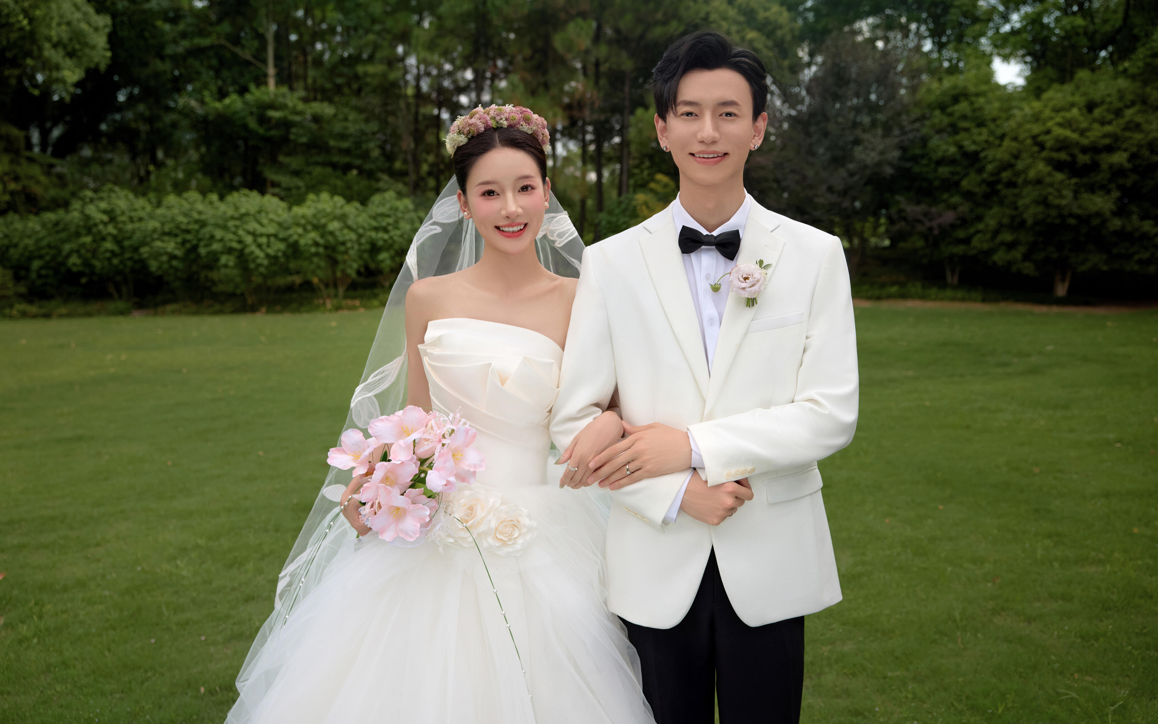 福利大放送｜草坪森系婚纱照 打造不撞款的甜蜜回忆