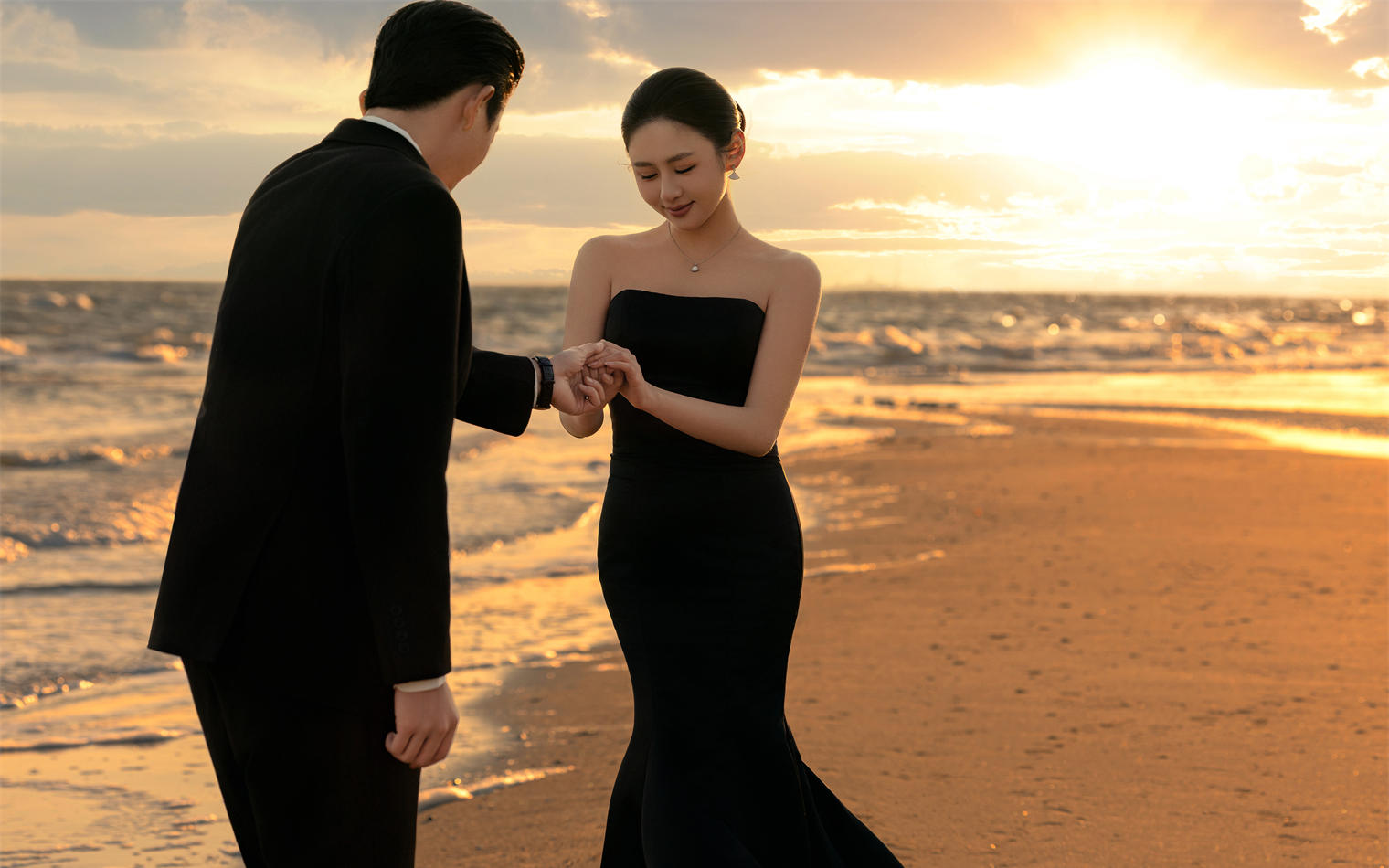 夕阳氛围感海景婚纱照