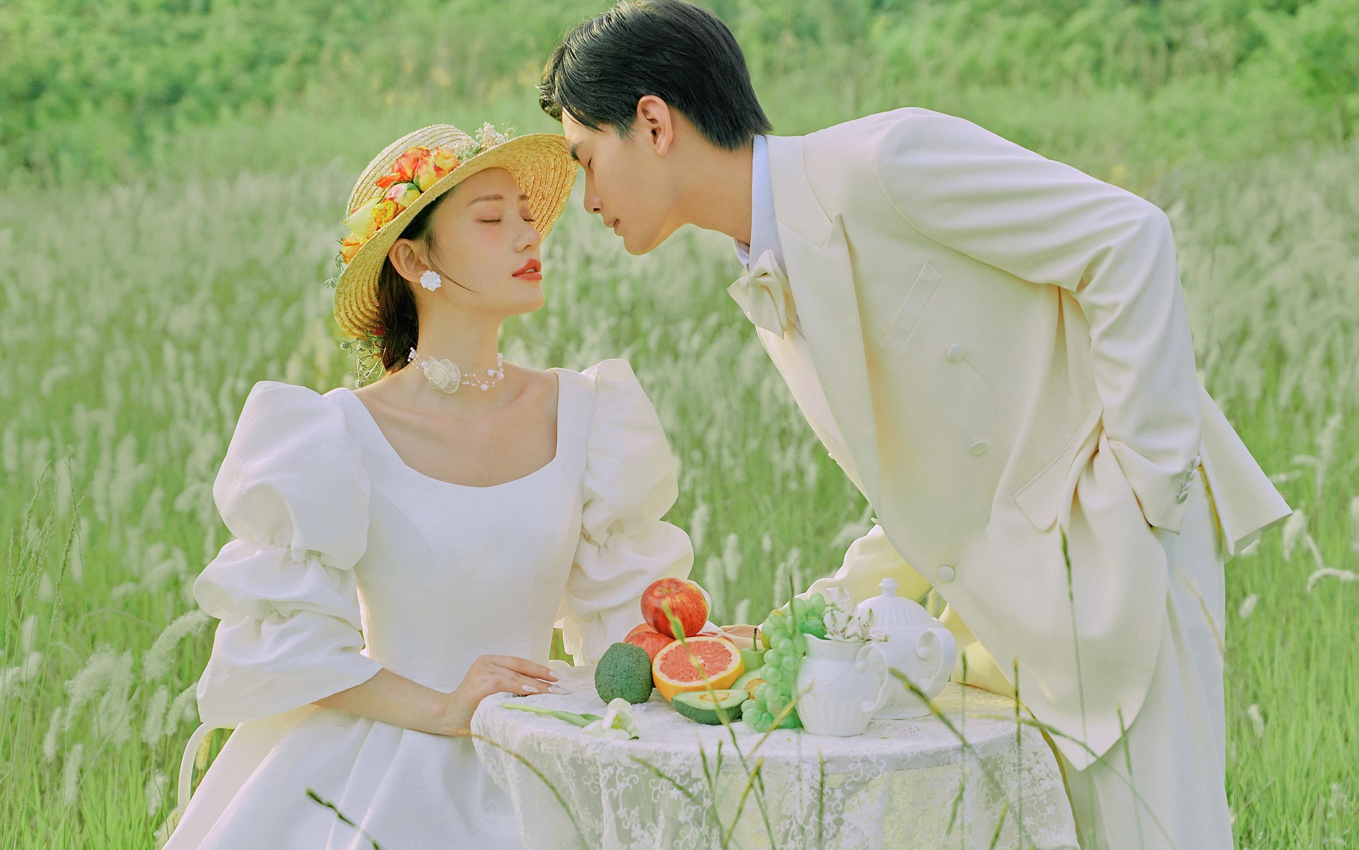 油画风婚照｜阳光与青草相拥，定格清新甜蜜田园热恋