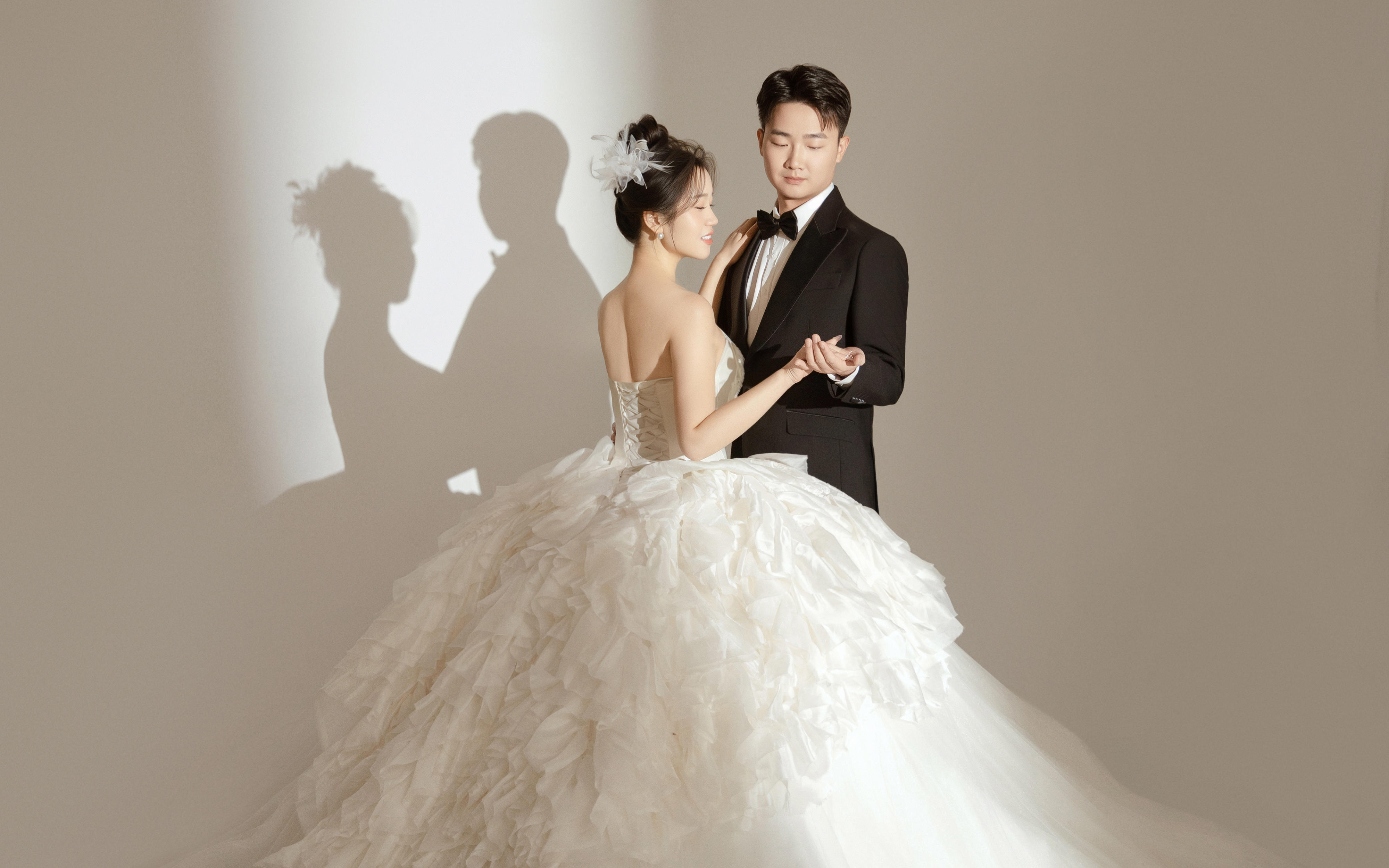 誰懂啊?極簡光影婚紗照也太高級了吧！