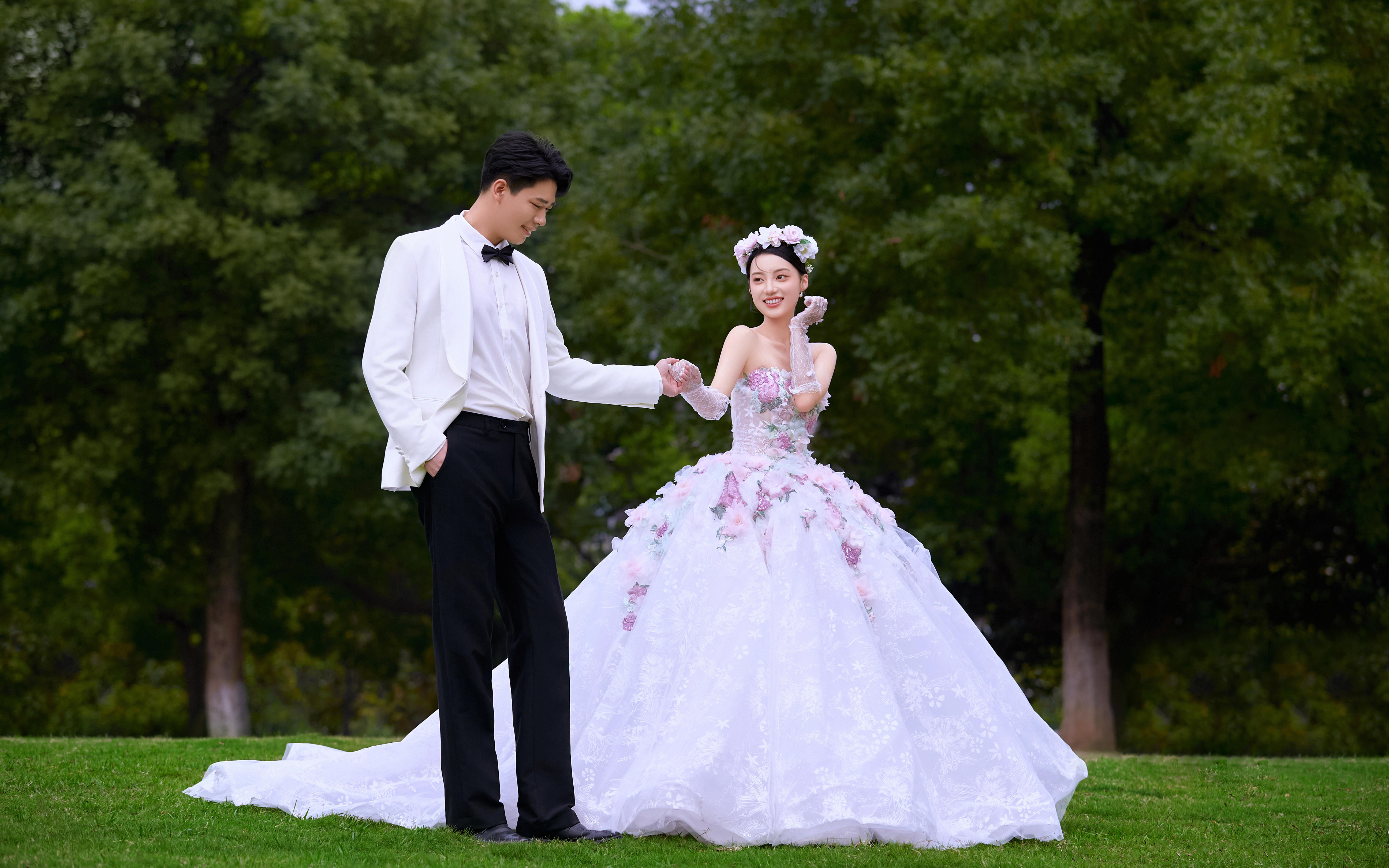 美在心坎上的草坪婚紗照