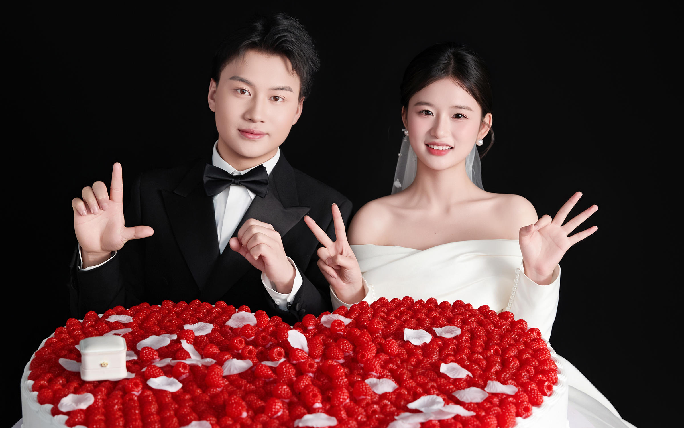 客片分享~定格黑底婚照｜心形蛋糕白纱太动人