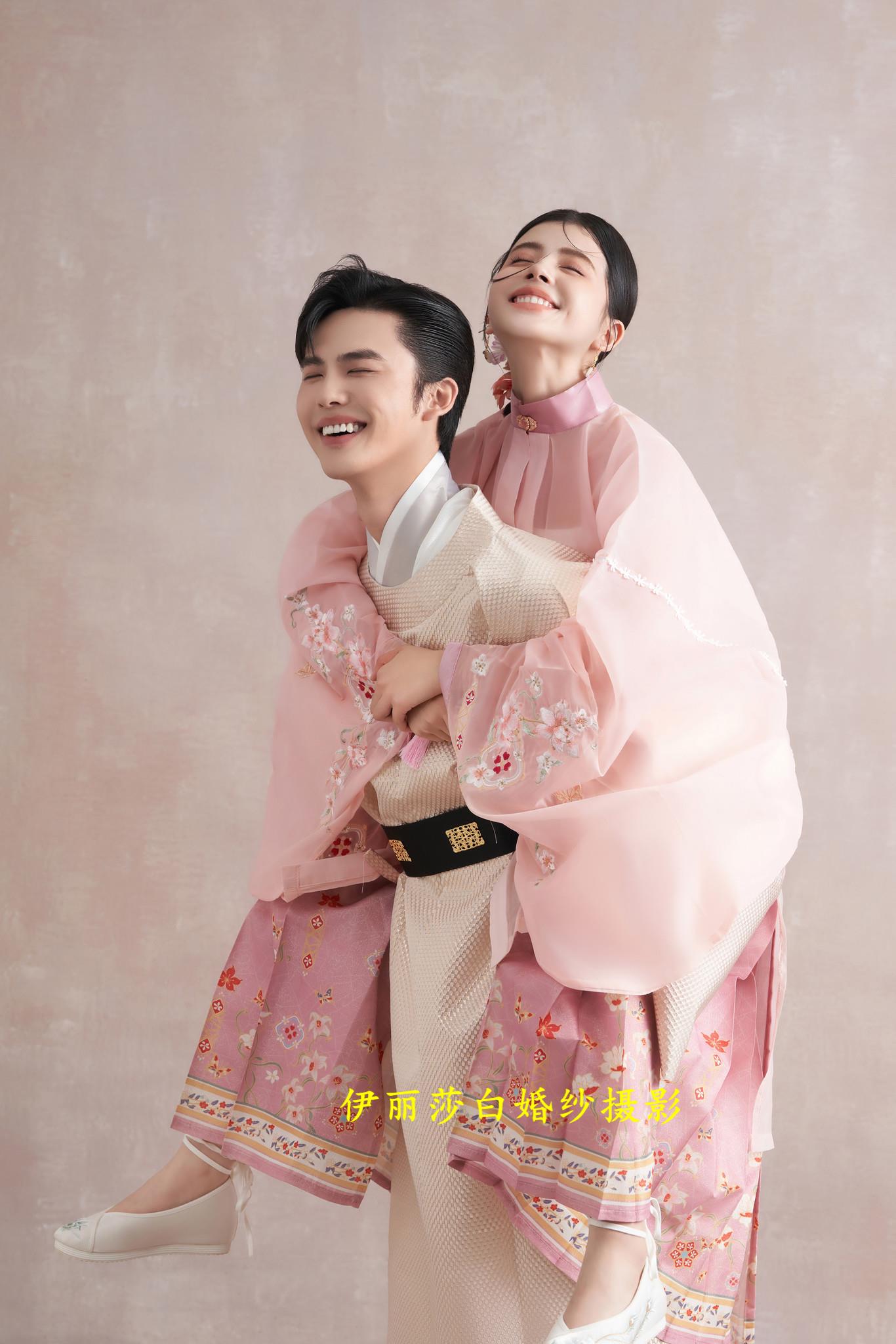 拍婚纱照3888套餐有跟妆+秀和+礼服 4699