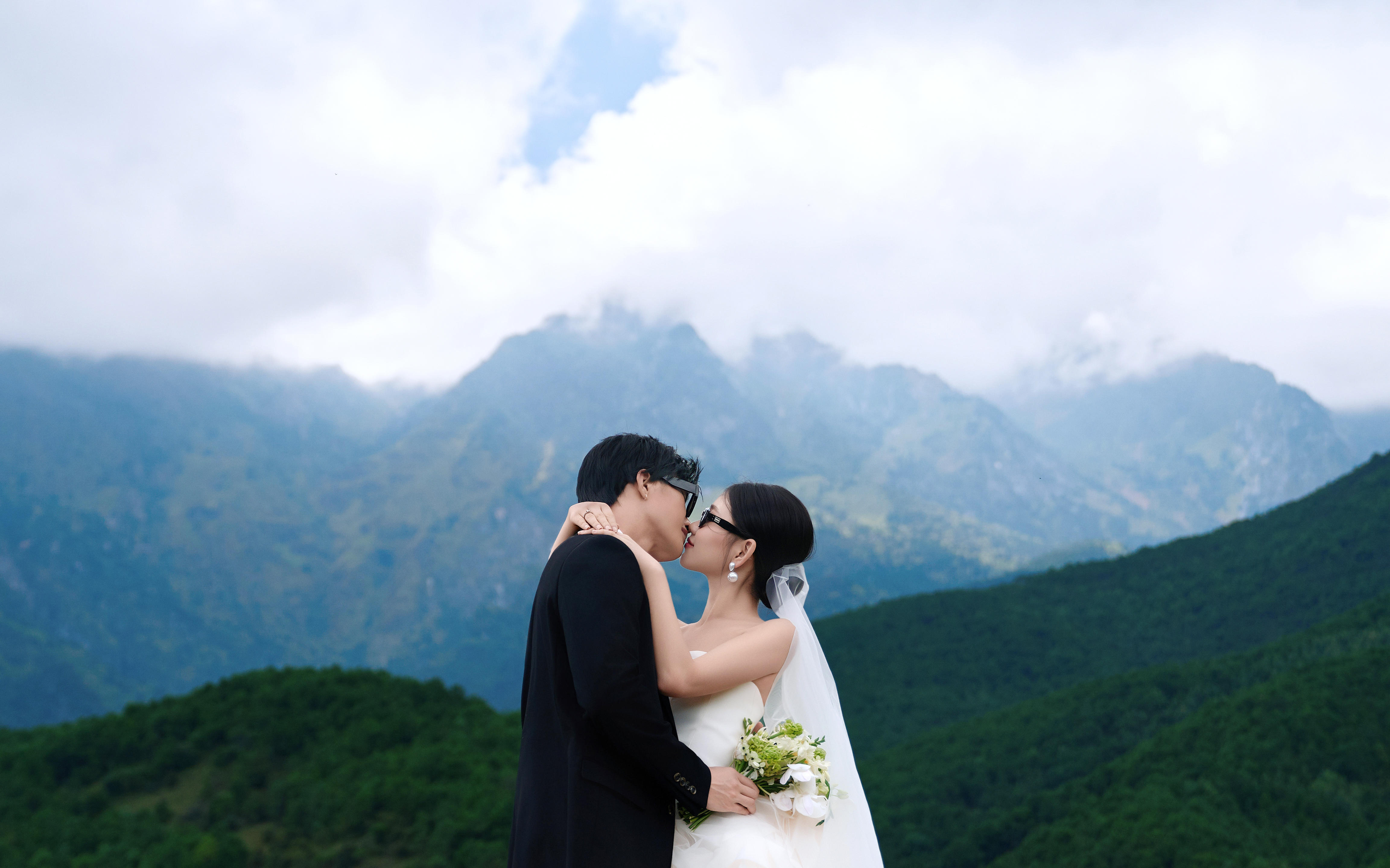 麗江玉湖的婚紗照，把雪山和白云都穿在身上