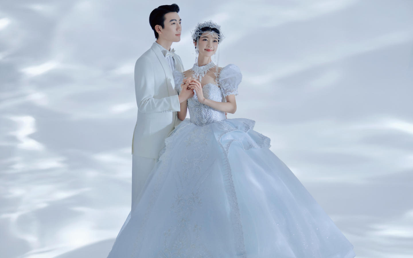闪耀的冰蓝色光影婚纱照😭真的美哭了