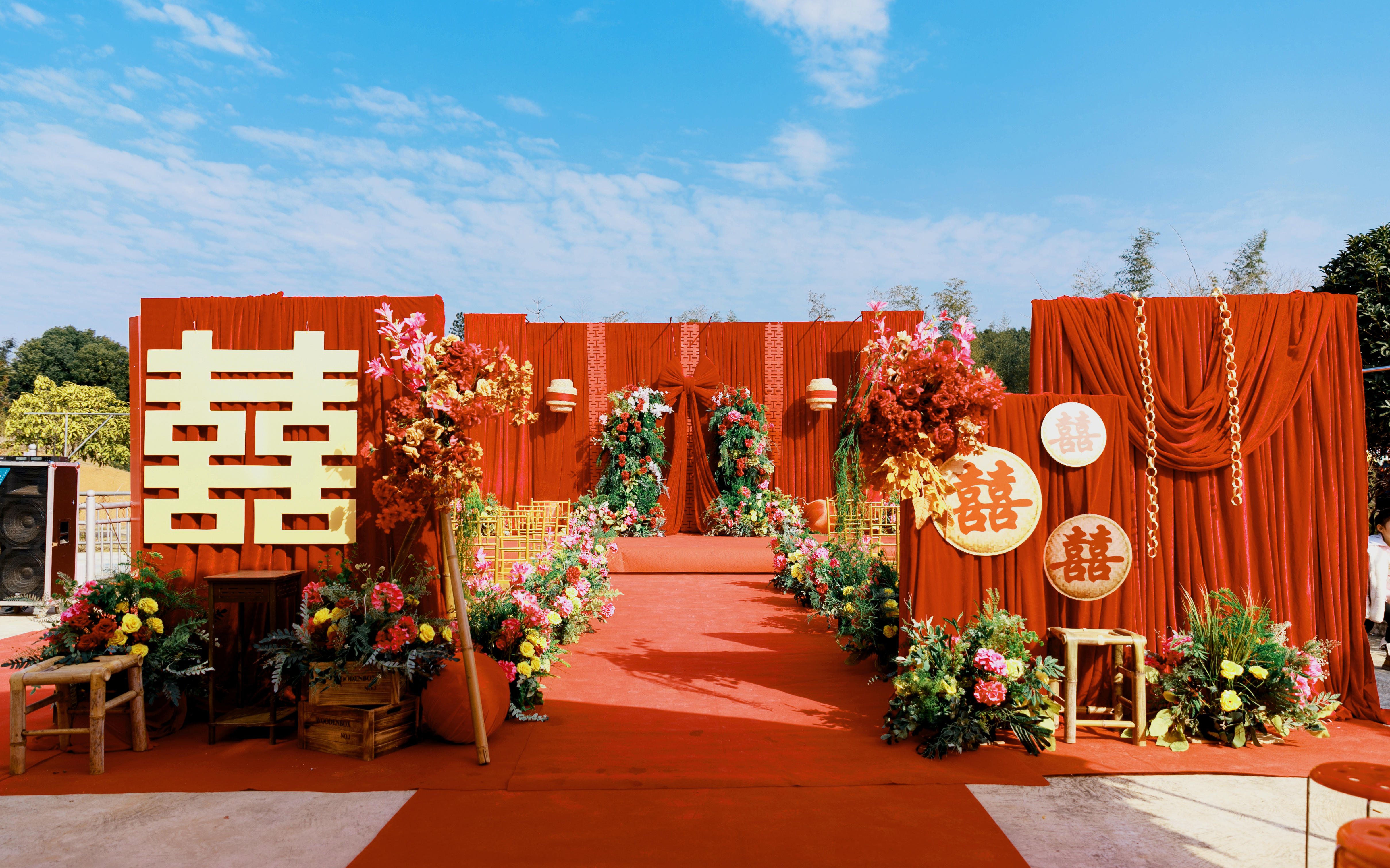 邂逅一場浪漫的農(nóng)村戶外婚禮丨紅色布幔主題