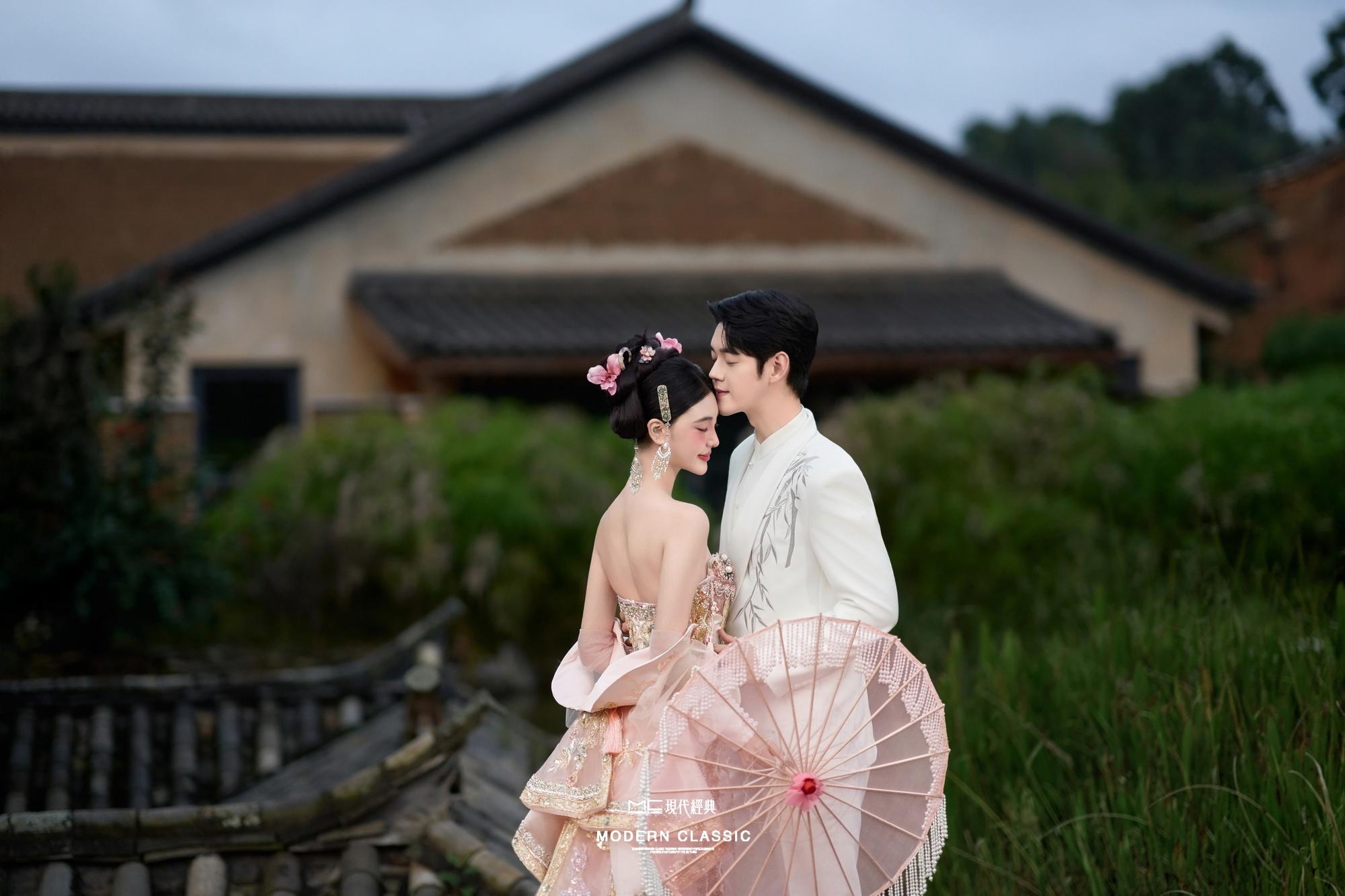 姐妹听劝！婚纱照就拍新中式，美晕了