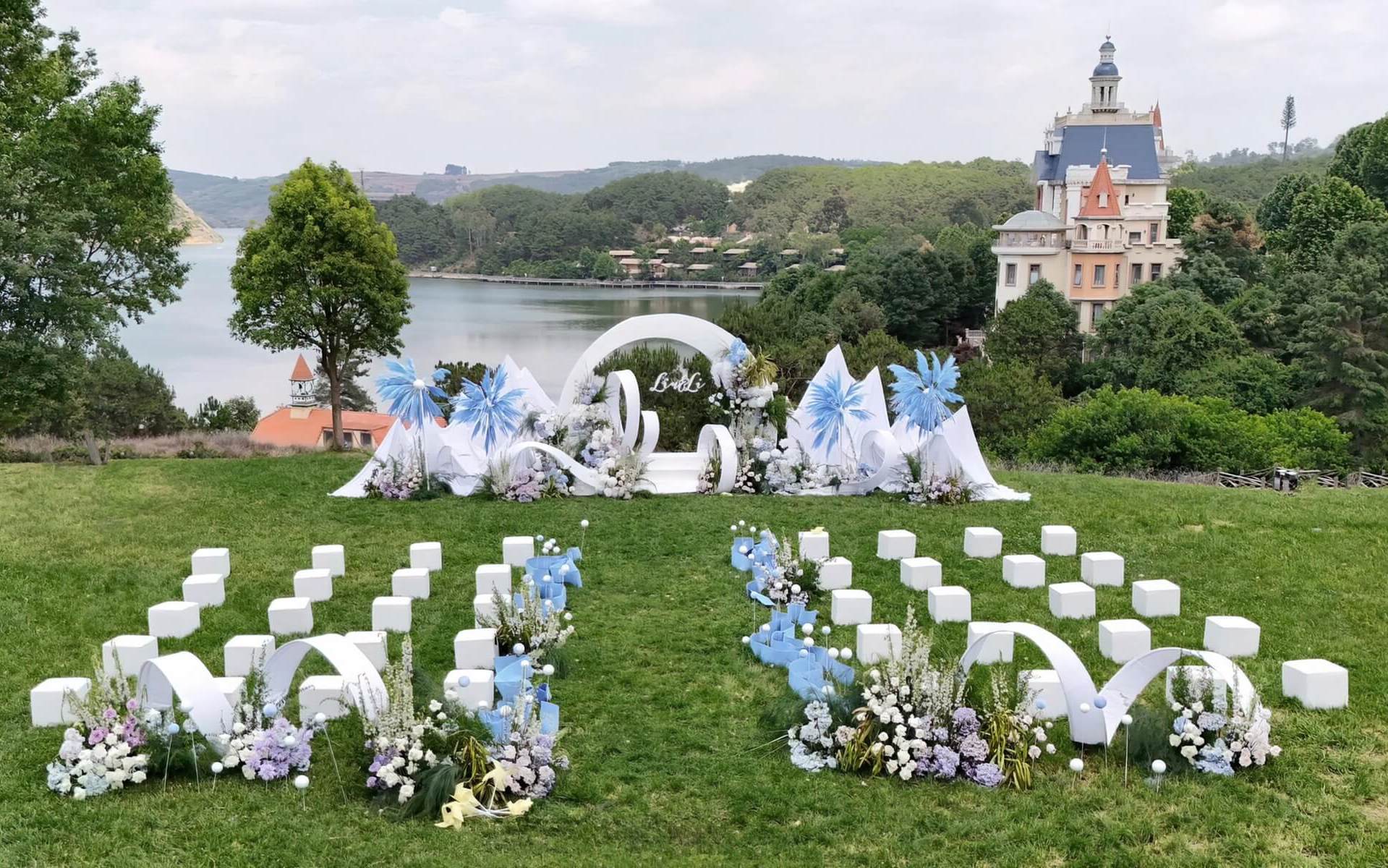 戶外草坪白色弧形背景婚禮