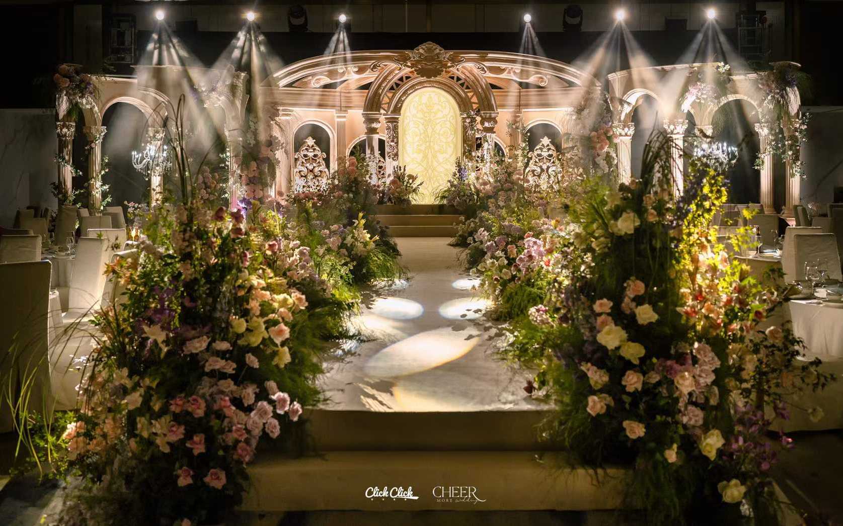 喷泉跃动，花木繁盛，隐于绿意的静谧城堡