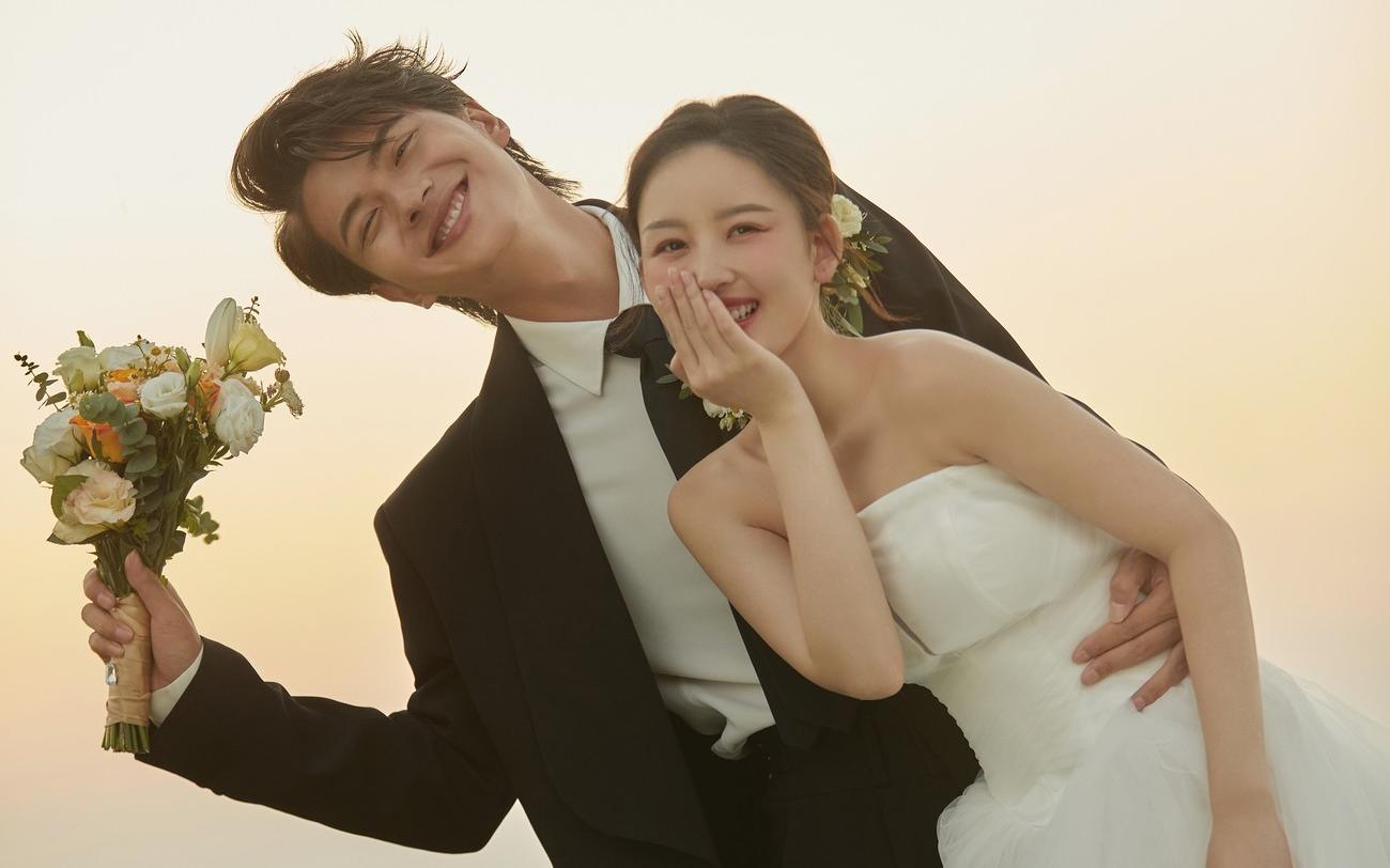 夕阳+白纱+草地，拍出电影级婚纱大片