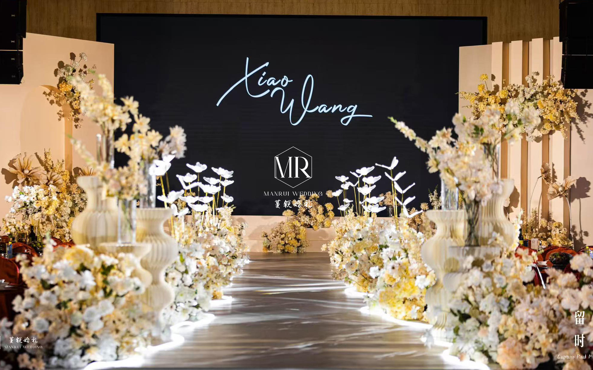 《简爱》香槟色花艺环绕LED主屏主题婚礼