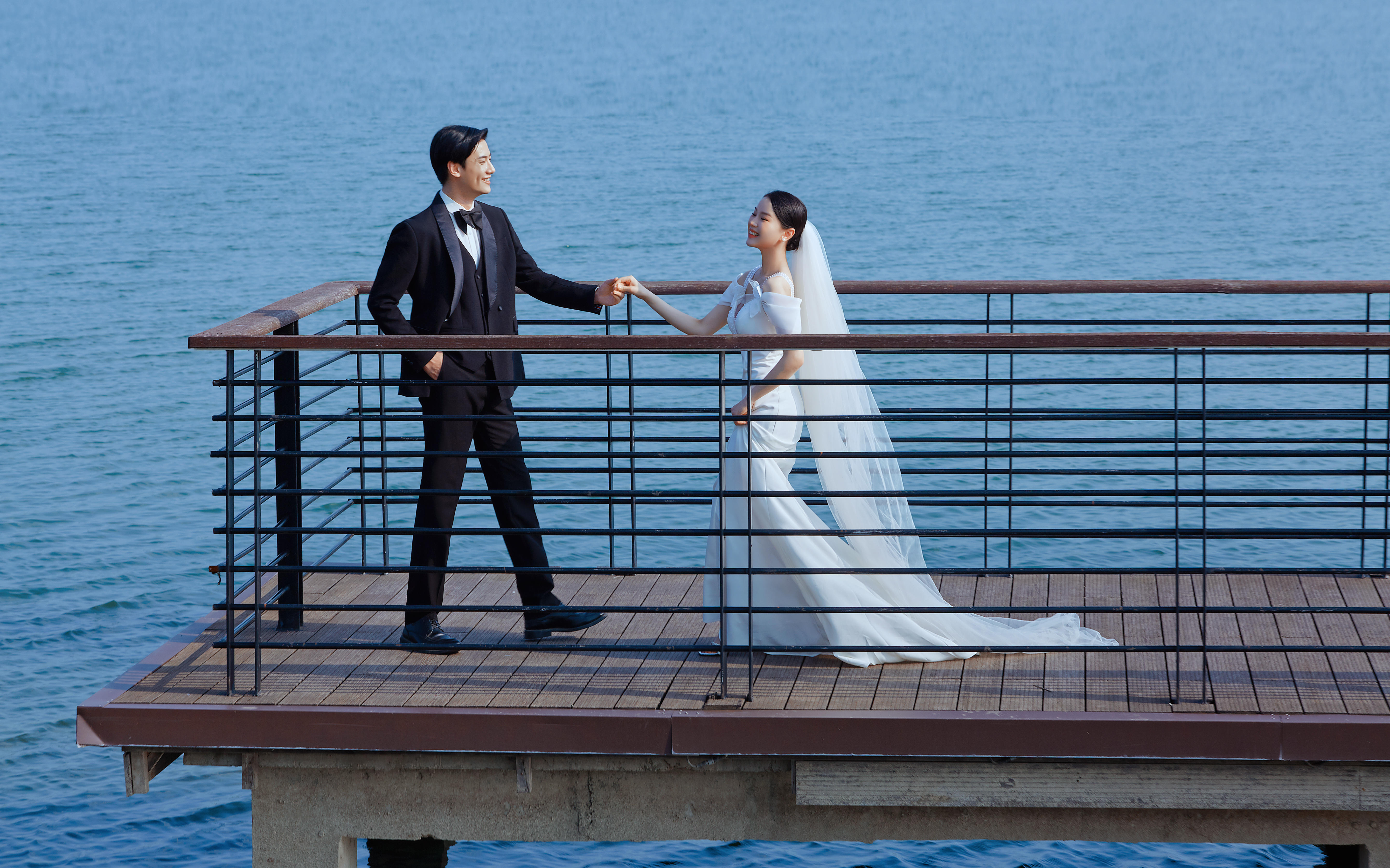 誰(shuí)說(shuō)婚紗照一定要穿婚紗拍???? 穿著簡(jiǎn)約大氣的