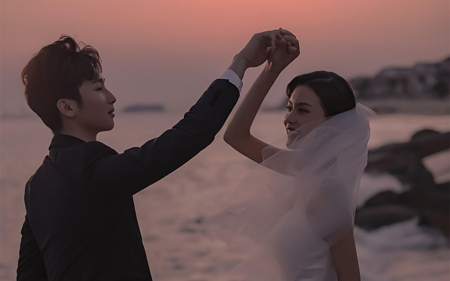 海边夕阳婚纱照这么选准没错！！小众又高级	