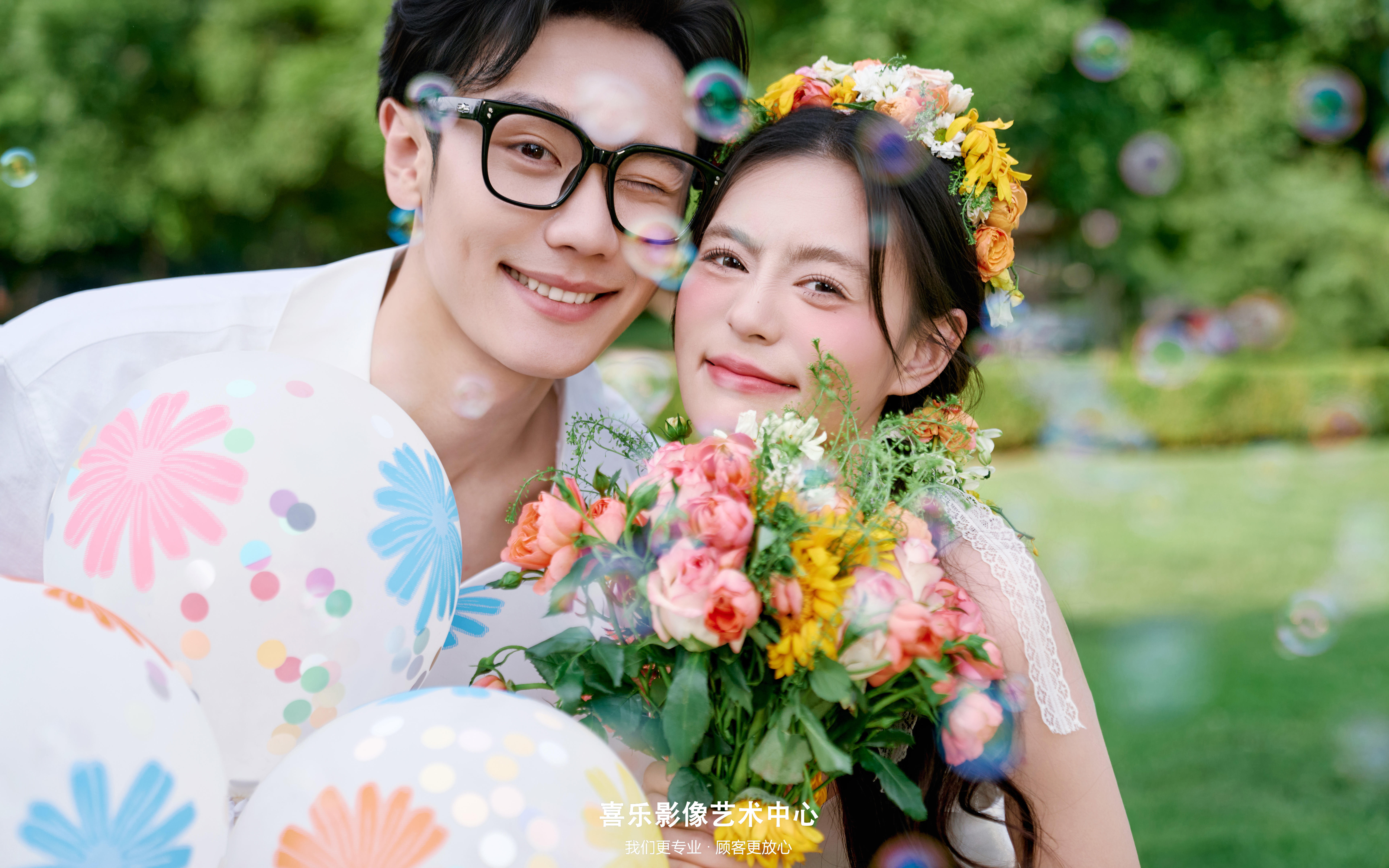元气草坪气球甜酷婚纱照