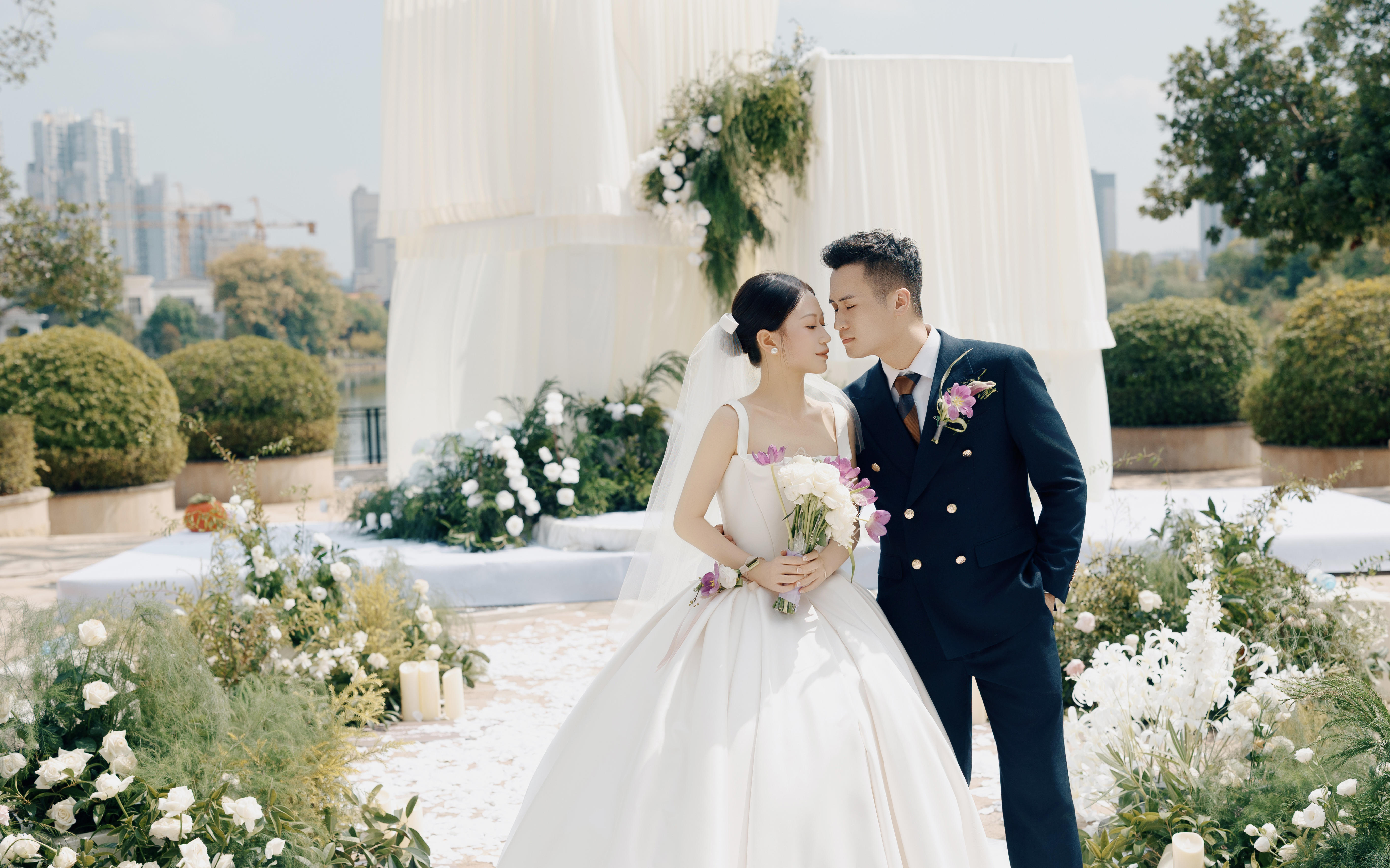 白绿交织的草坪婚礼