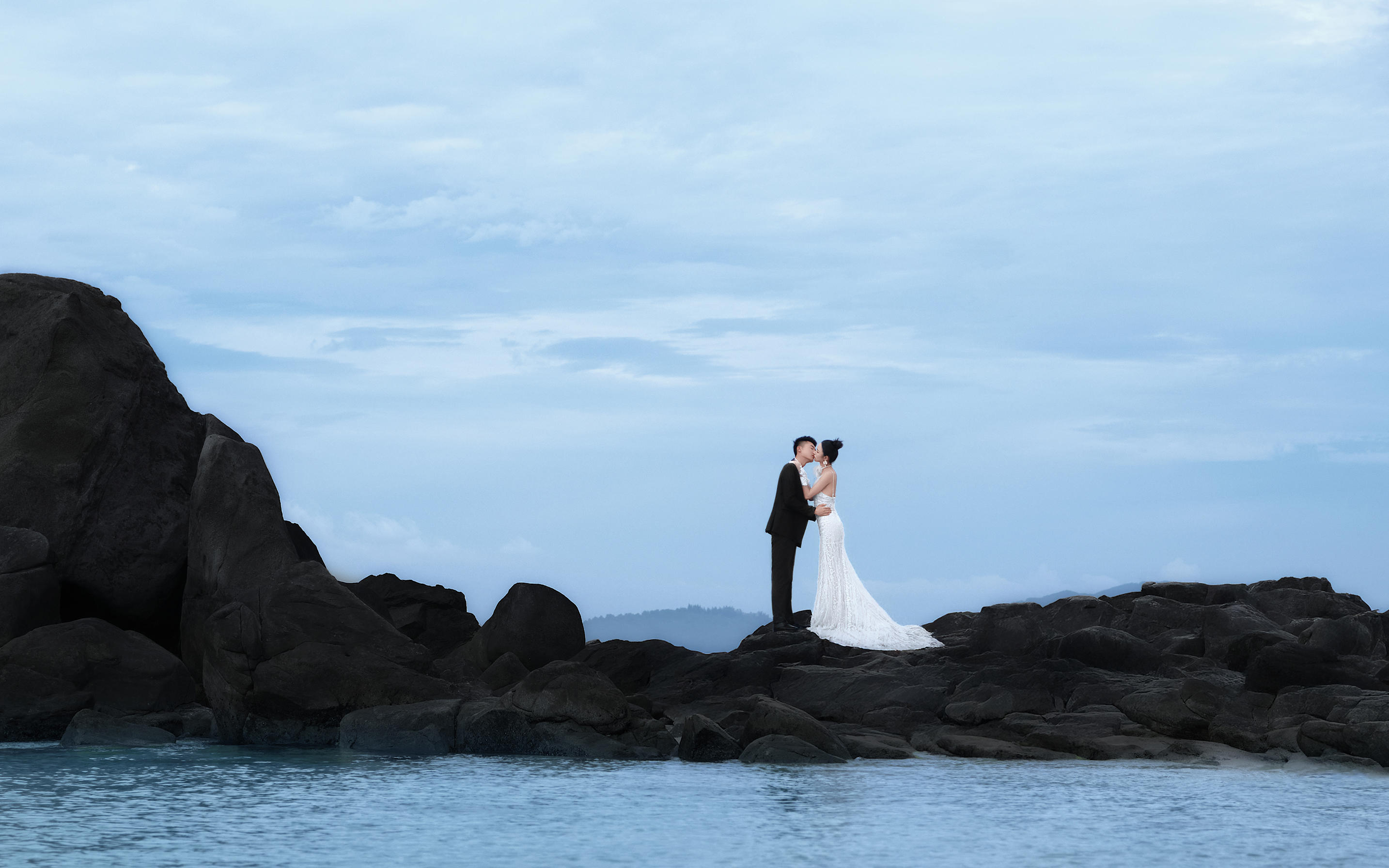 三亚婚纱照｜当海浪撞上礁石，我们的爱情激起千层浪