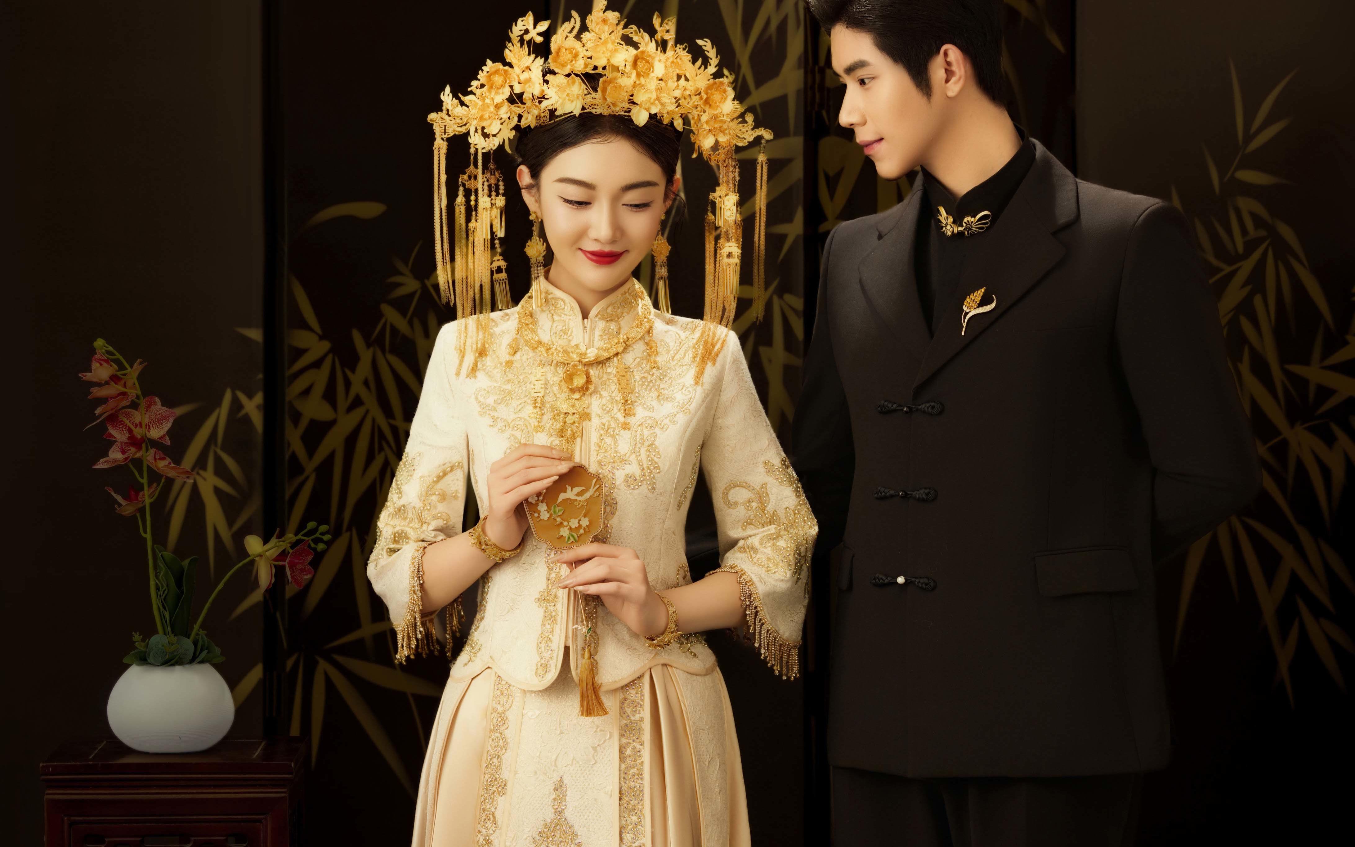 贵气满满的黄金凤冠婚纱照 婚纱照推荐