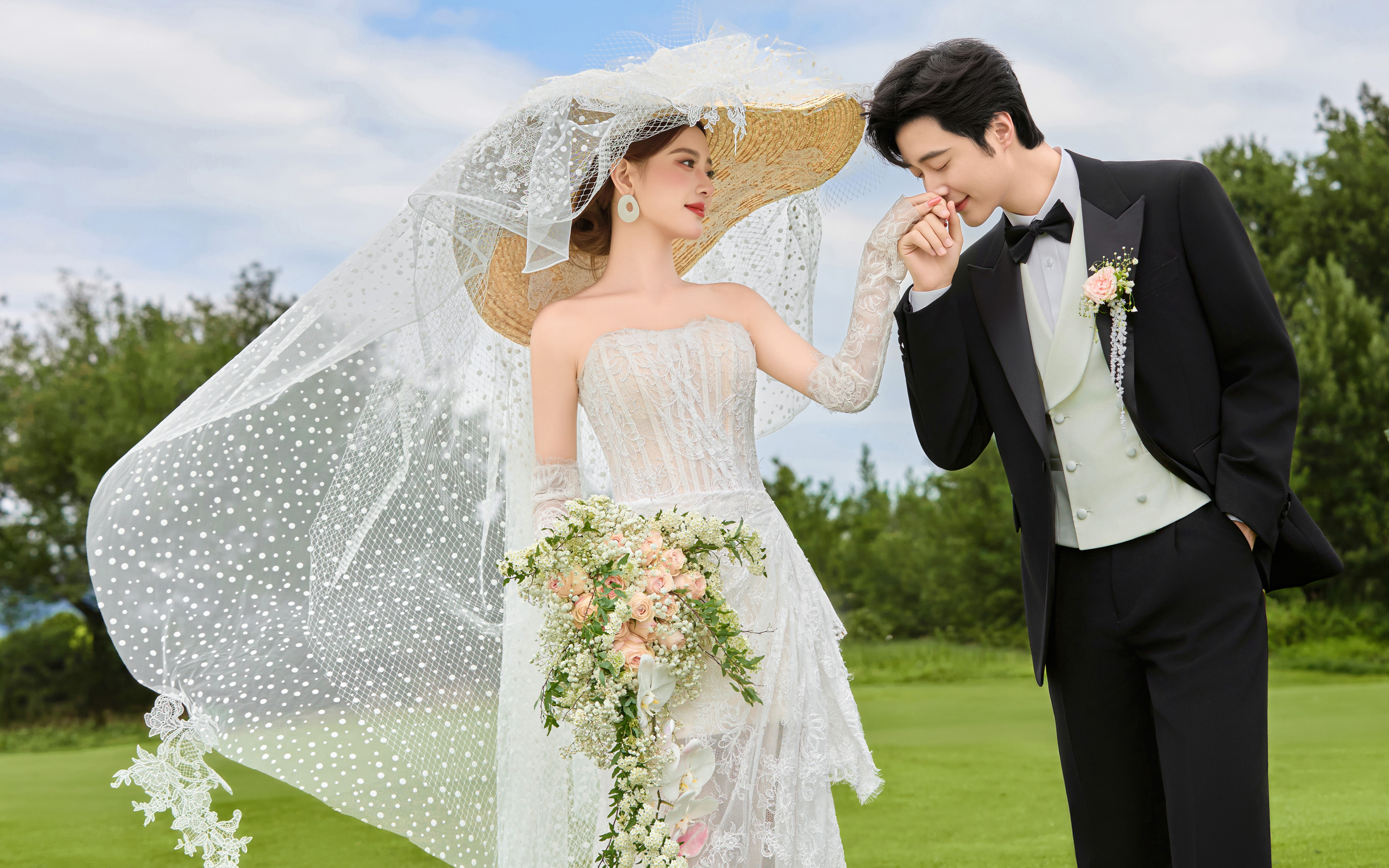 美成这样…到底森系草坪婚纱照的上限在哪！！