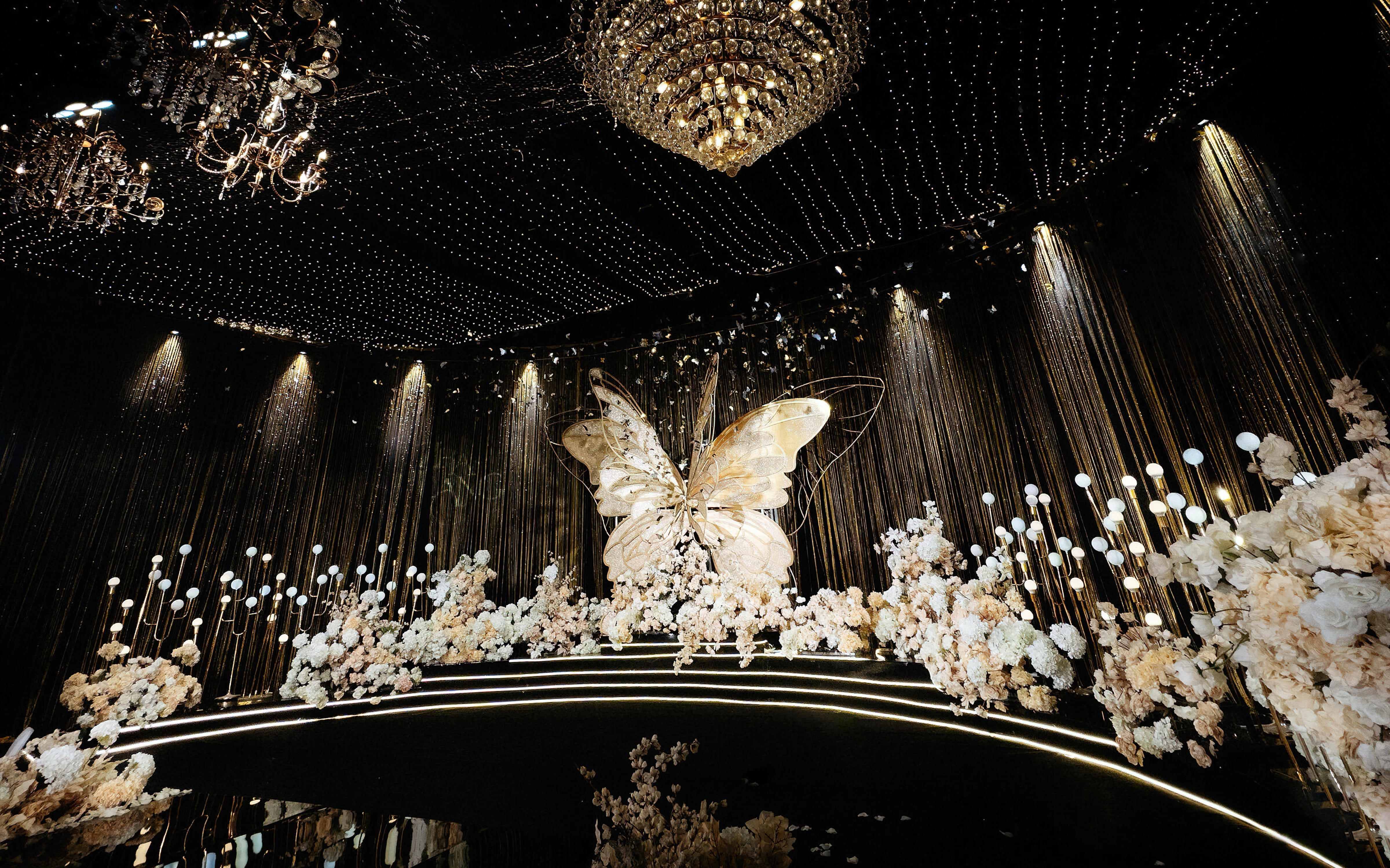 金色流光中蝴蝶翩然起舞，尽显雅致风韵
