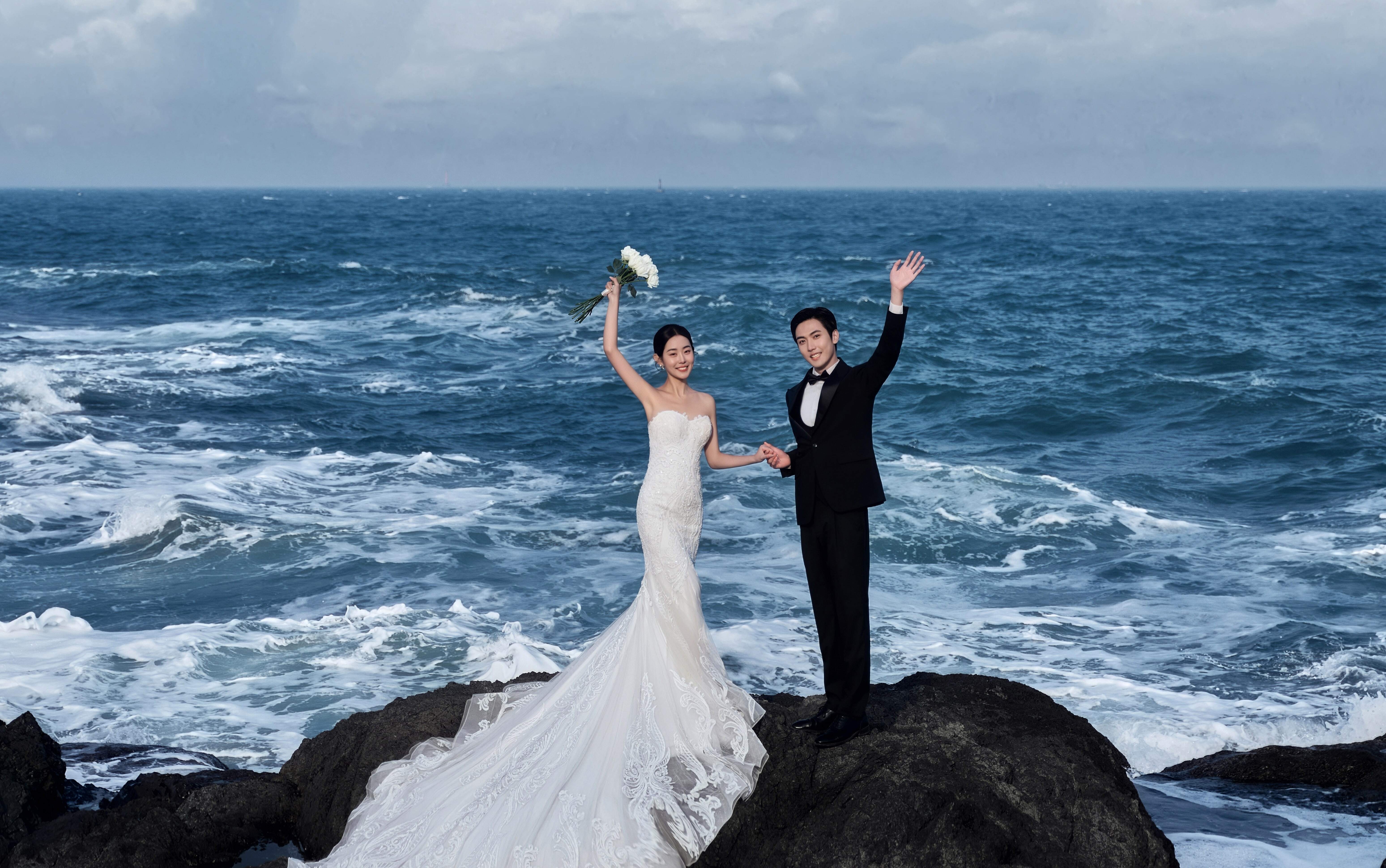被好多人喜欢的海边礁石婚纱照