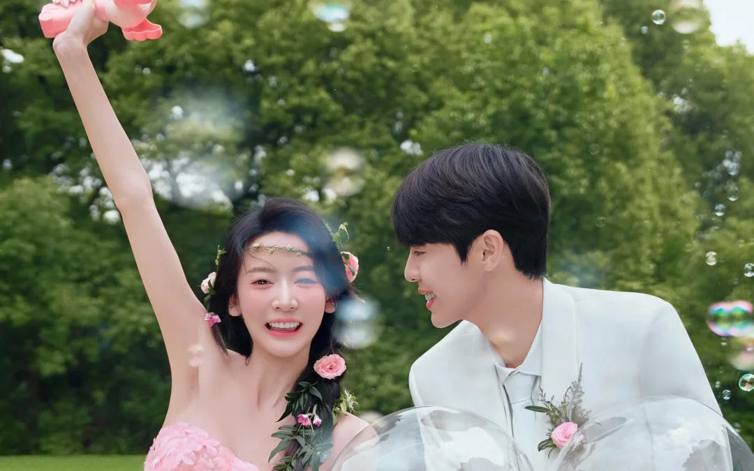 00后的松弛感‼️这样拍草坪婚纱照超出片🍃