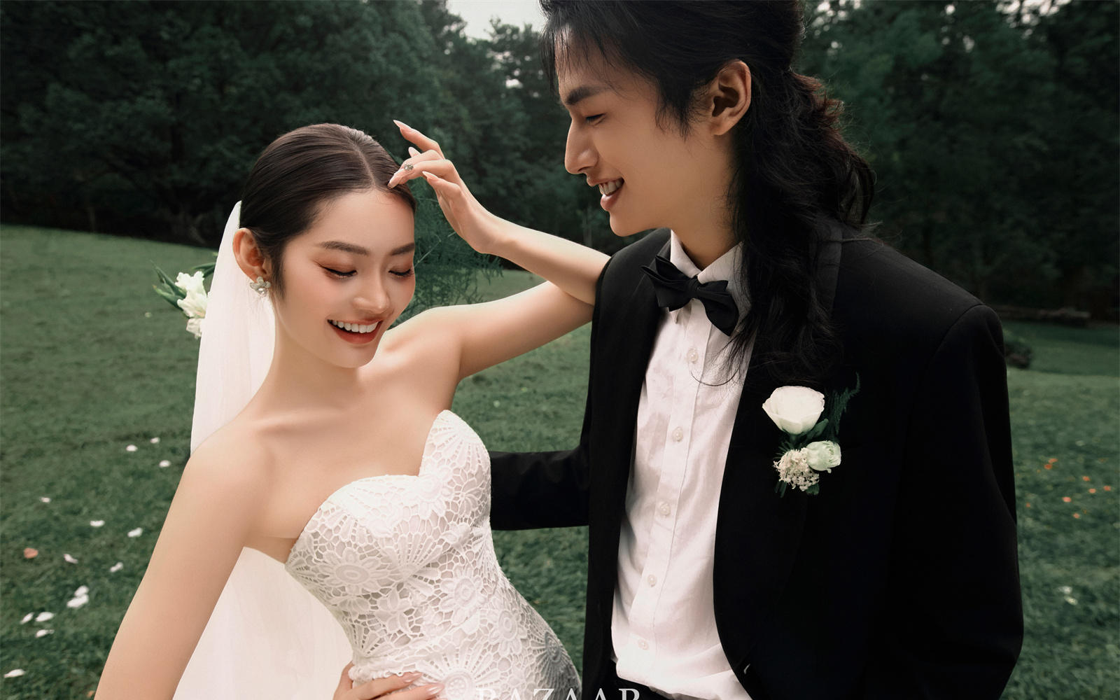 硬控我20s??生命力草坪婚紗照太封神了