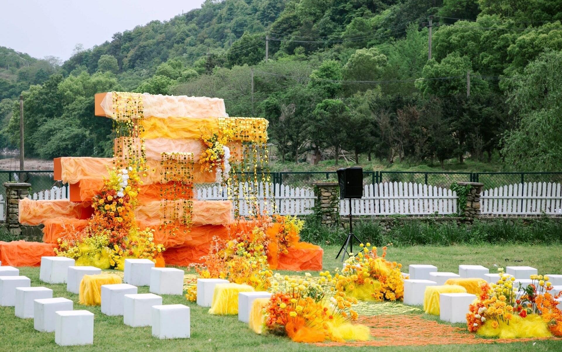 橙黄撞色的户外浪漫