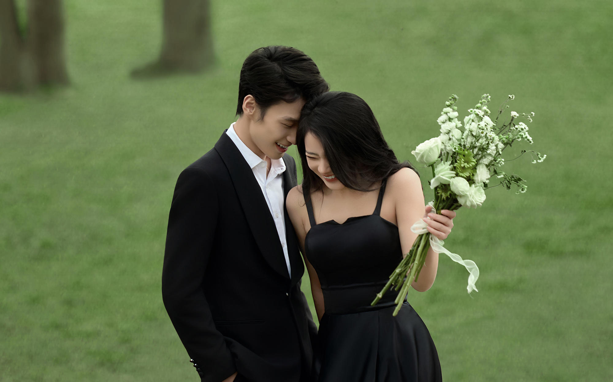 森系草坪婚紗照??與春日的溫柔撞個(gè)滿懷