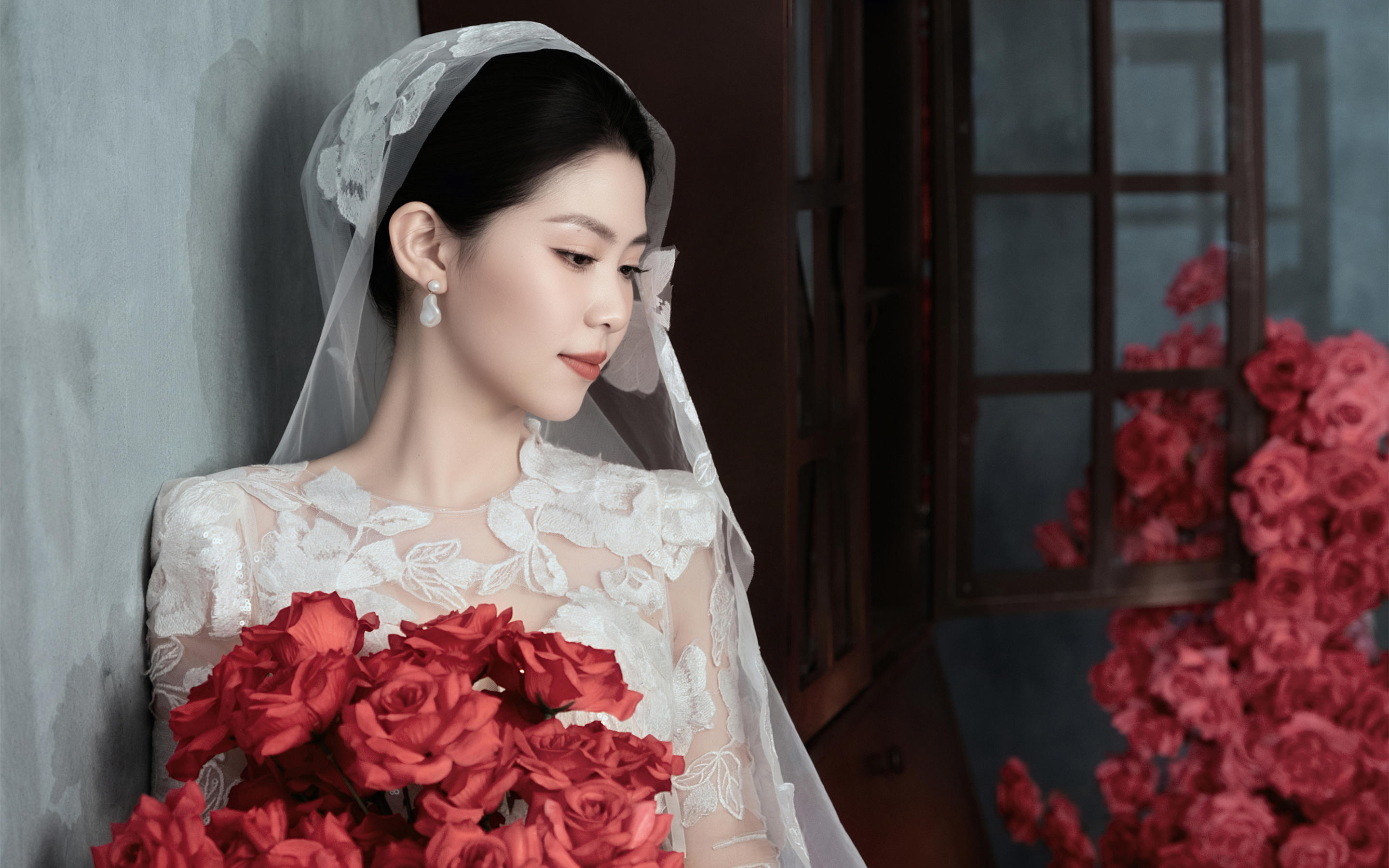 紅玫瑰與白紗，這組婚紗照的氛圍感直接拉滿！