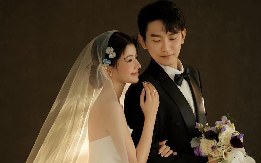 谁不想拥有高级又温柔的室内光影婚纱照