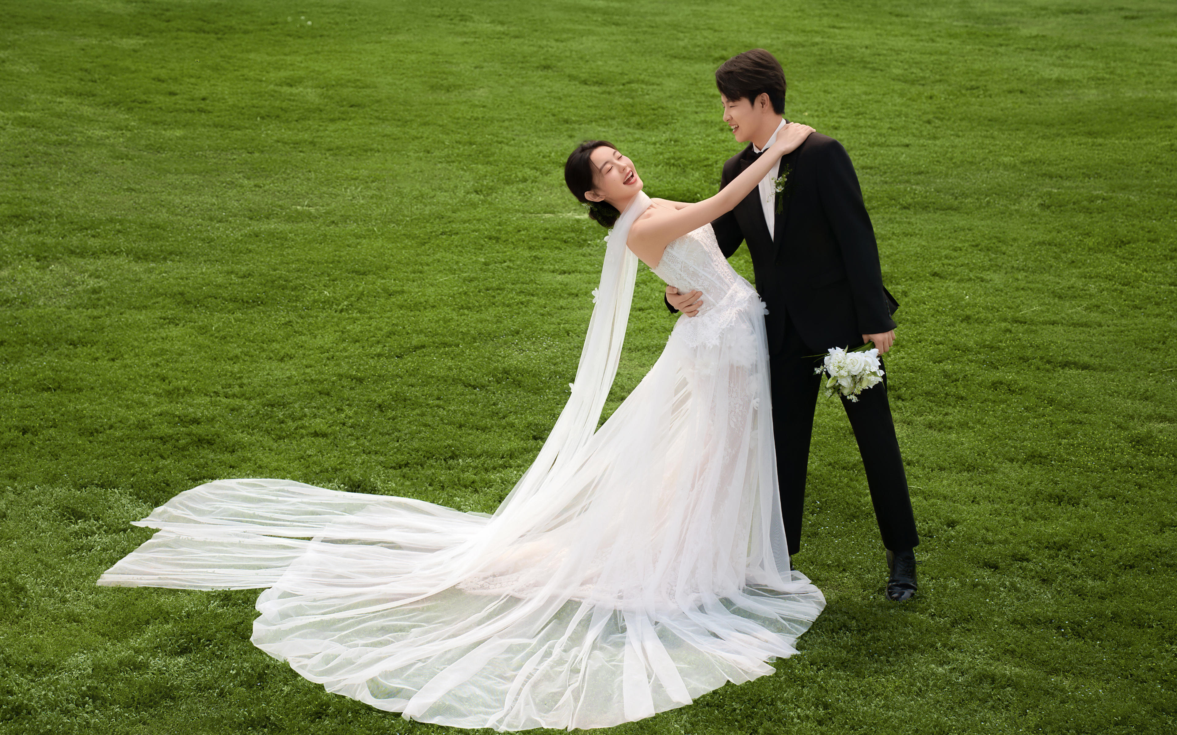 婚纱照拍了上百种风格还是草坪纪实耐看