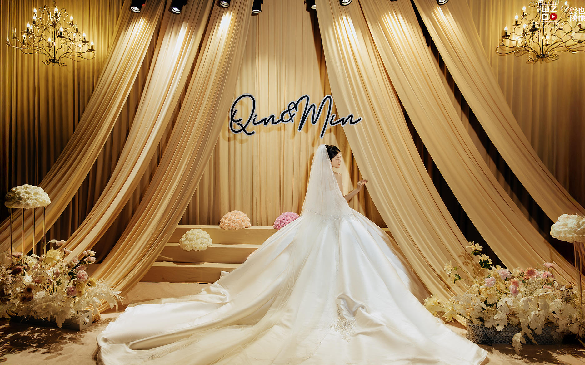 萬紫千紅婚禮-香檳色布幔輕垂，典雅意境悠然浮現(xiàn)