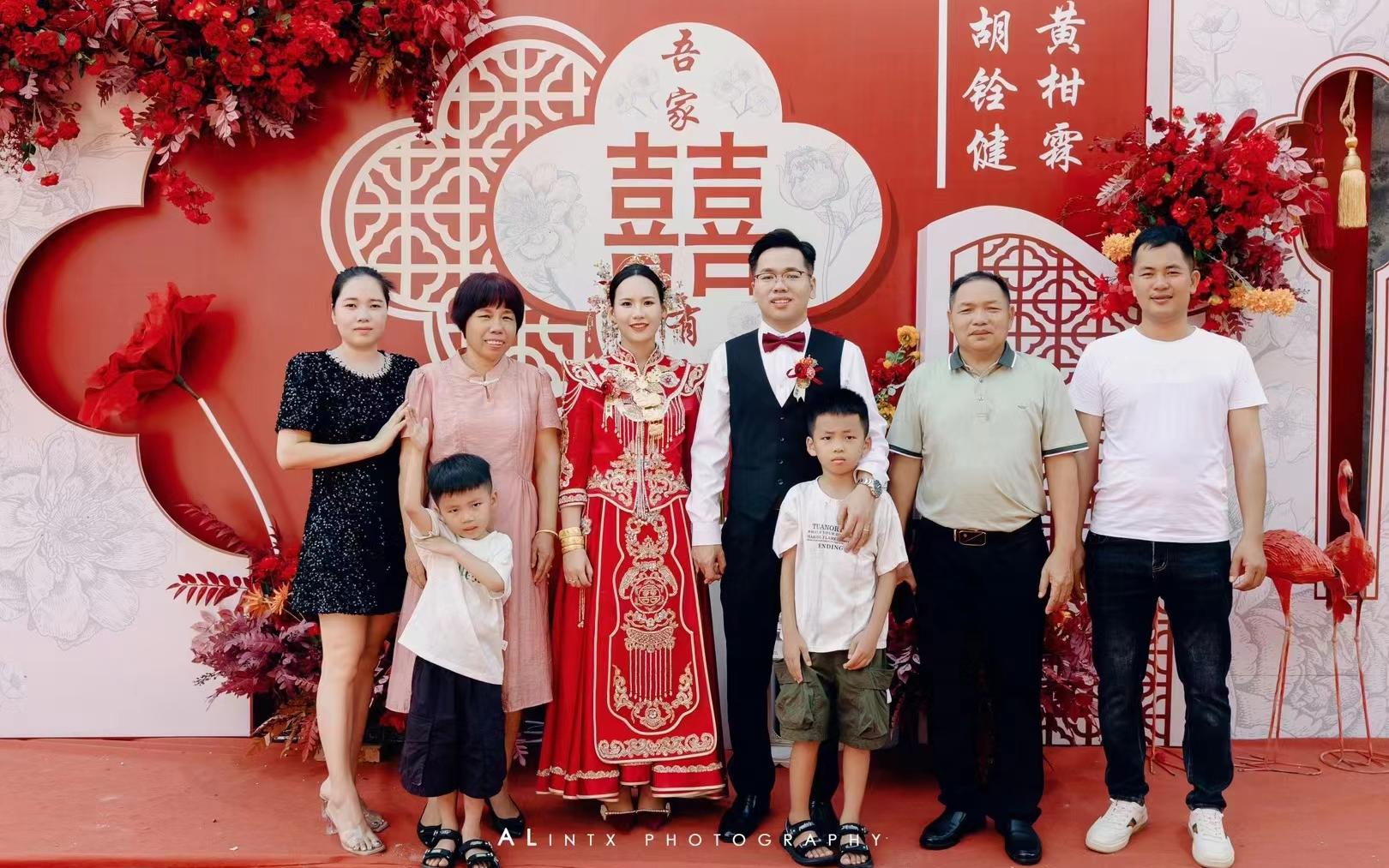農(nóng)村家門口，喜氣洋洋。