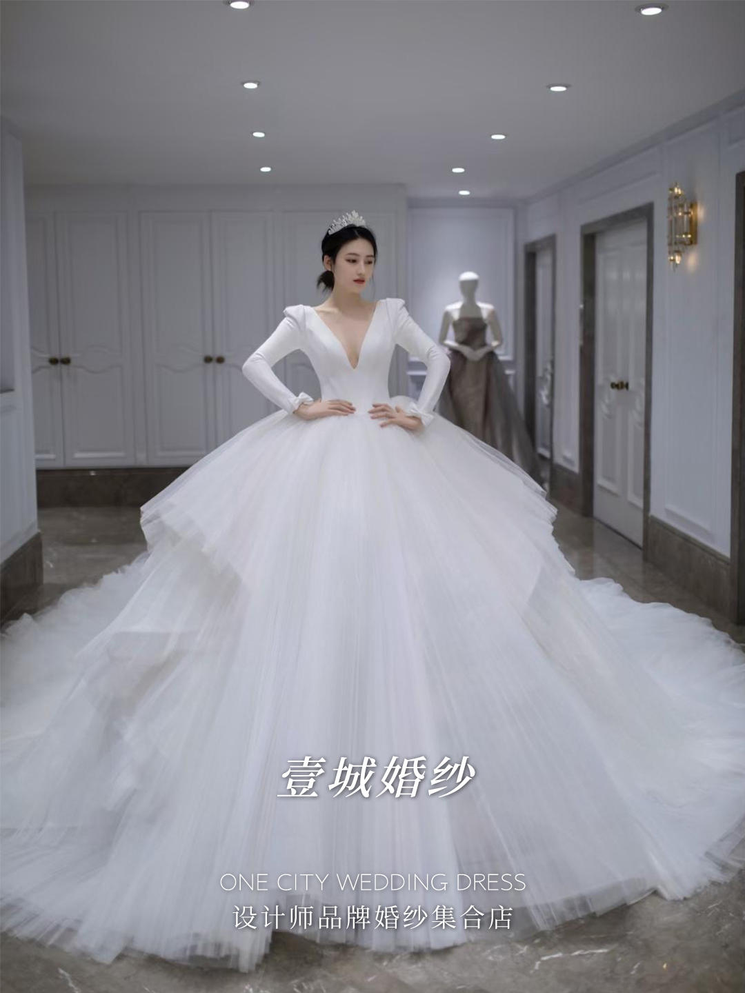 【壹城】缎面长袖蝴蝶结大拖尾婚纱