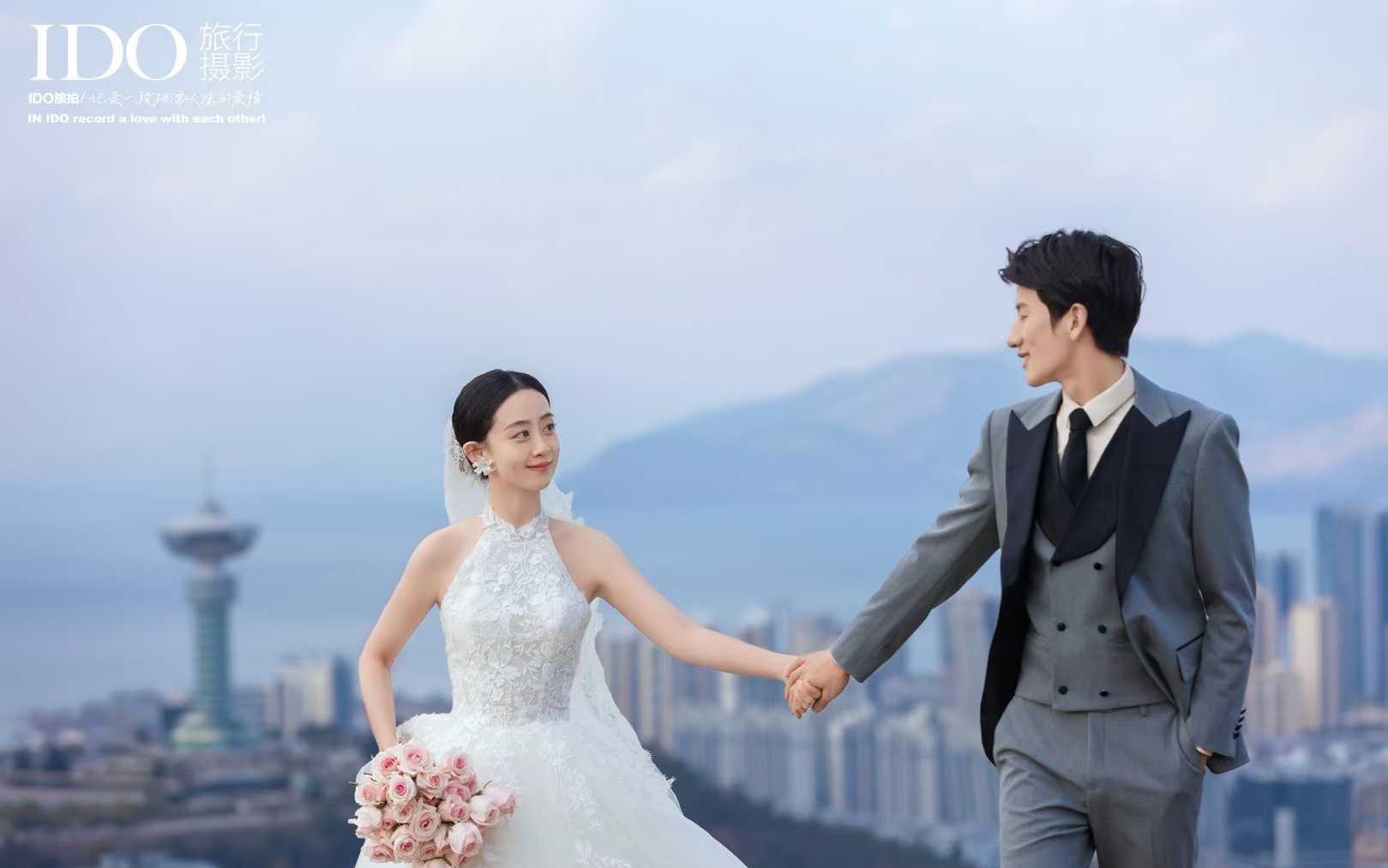 都市草坪間的輕奢風婚照