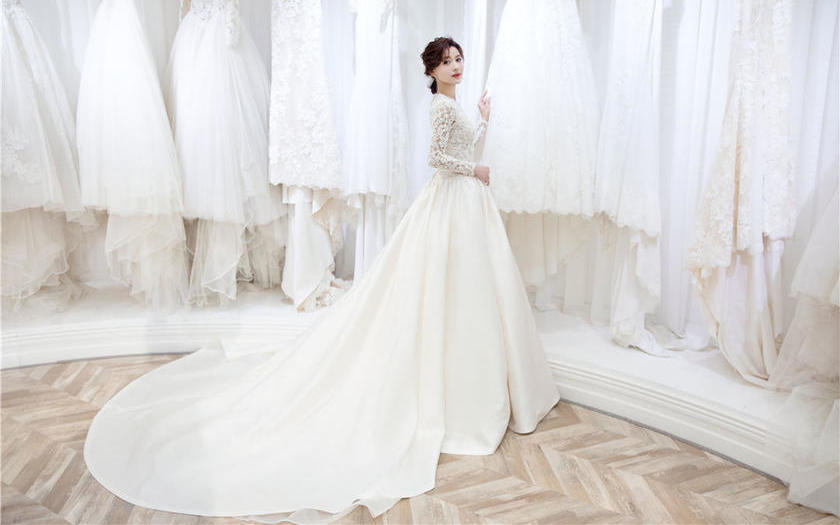 美纪上新 优雅纯白长袖蕾丝婚纱