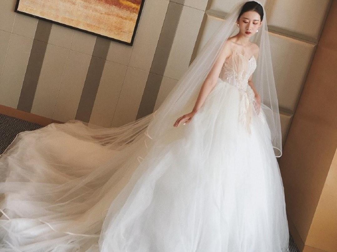 【超值体验】大牌经典婚纱3件套送4件伴娘服