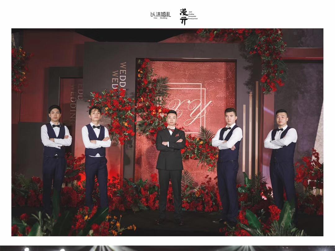 复古黑金色搭配复古红，来一场浪漫邂逅