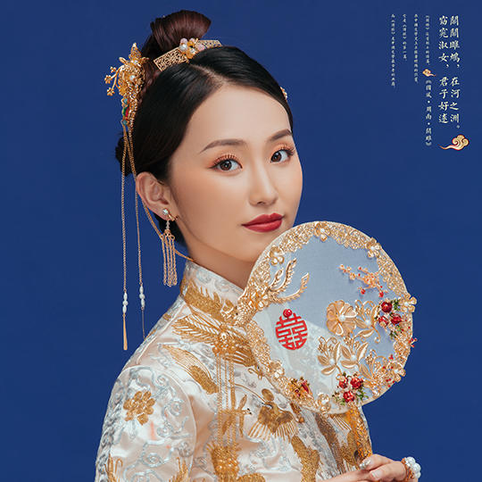 轻奢的金丝刺绣点缀在裙身，打造出堂堂皇皇的高雅气