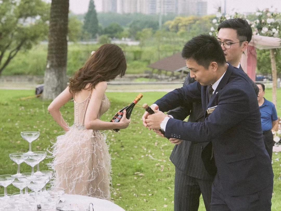 晚宴主持+督导2名+DJ（晚宴） 