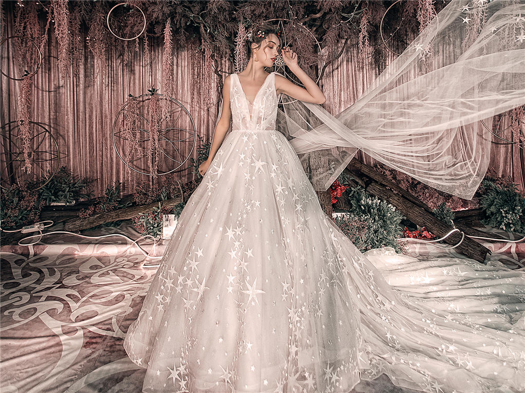 【店长推荐】设计师高定大拖尾主纱4件套+伴娘服