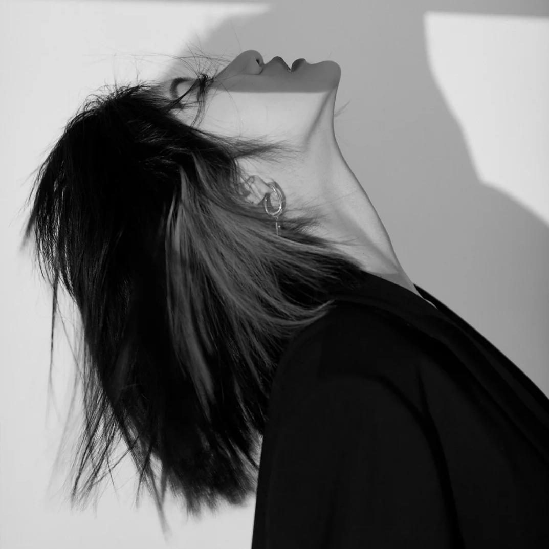黑白肖像少女，又纯又欲。