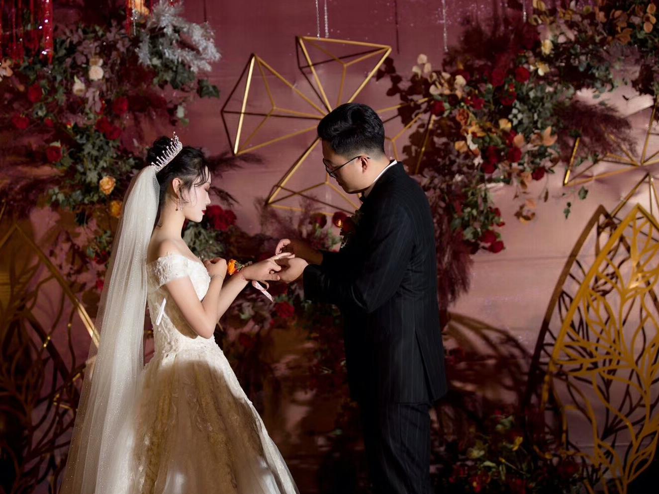 薇亚婚纱 奢华宫廷风长拖尾婚纱