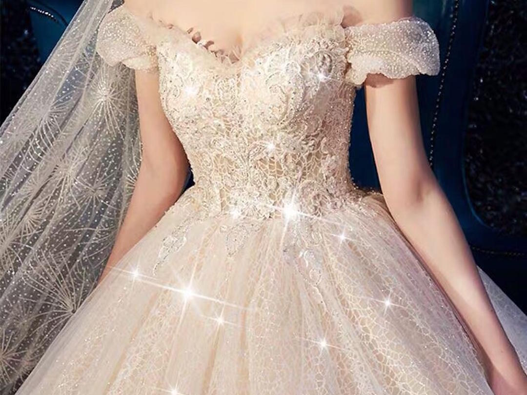 ［显瘦必备］泡泡袖一字肩长拖尾婚纱