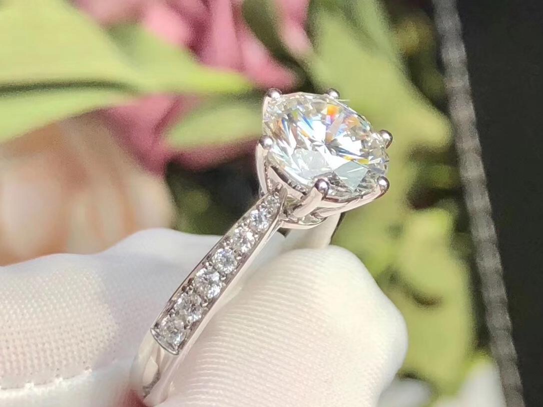 「时匠珠宝」钻戒 时尚小奢华六爪戒托款