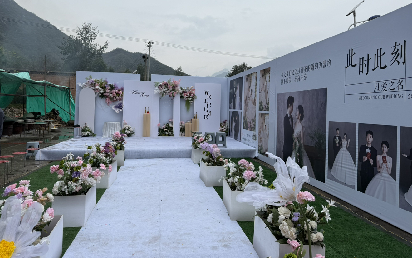 黛青群山間，故鄉(xiāng)木屋靜立山腰