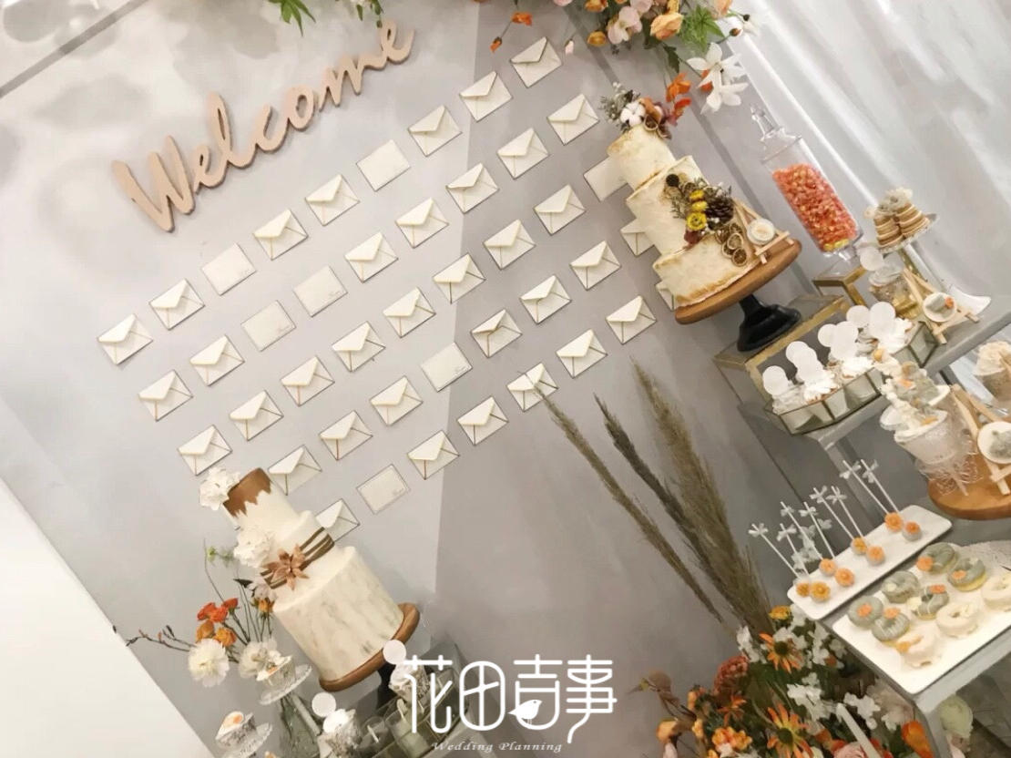 恬静温柔的珊瑚橙和低调沉稳的白灰色碰撞