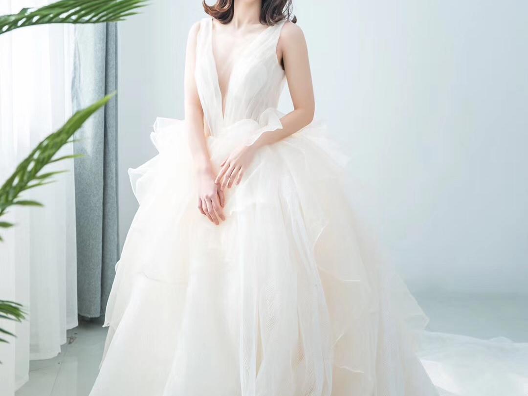 净版、素雅，让您披上洁白的婚纱，点亮一生中最美的