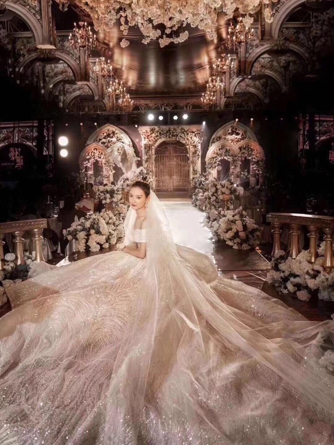 【美美人气婚纱套餐】仪式主纱+出门纱或中式+礼服