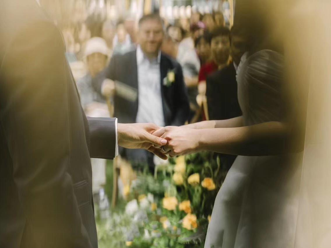 资深主持+资深化妆师+音乐助理+流程策划